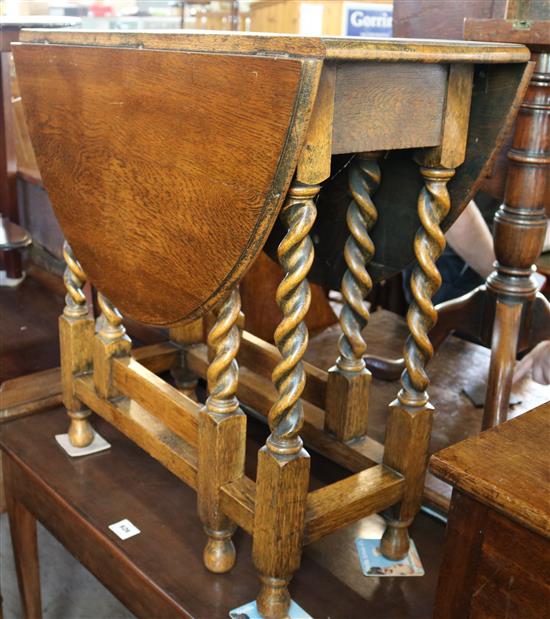 Smaller oak gateleg table(-)
